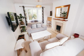 Booker Avenue House - 4 bedroom house with garden and parking